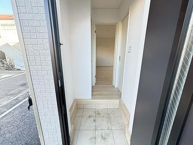 雑多な玄関でなくスッキリ空間としての家の顔にできるよう設計しました。