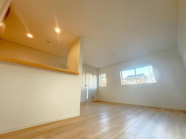 ここにはみんなが集い、食事と楽しい会話が始まる。そんな束の間の幸せを感じさせてくれる場所です。