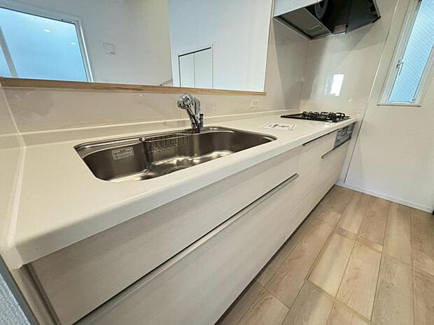 ご家族と顔を合わせながら調理できるカウンタータイプのキッチンは、開放的な雰囲気を創ります。