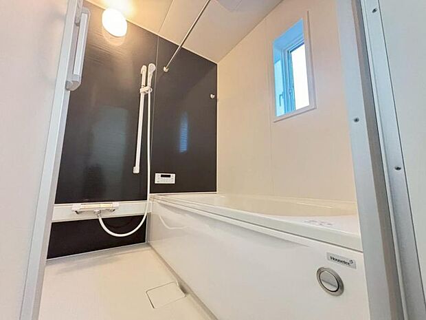 1日の疲れを癒してくれる広々とした浴室は癒しの空間。雨のお洗濯に威力を発揮する「浴室換気乾燥機」完備。