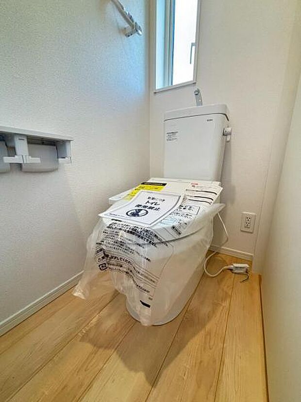 換気と明るさに配慮した、清潔感のあふれるトイレです。落ち着いた空間で安らぎのひとときをお過ごしいただけます。