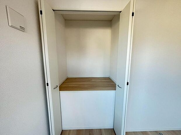 各居室にクローゼットがあり、洋服ダンスなどを置く必要がないのでお部屋を広く使えます。