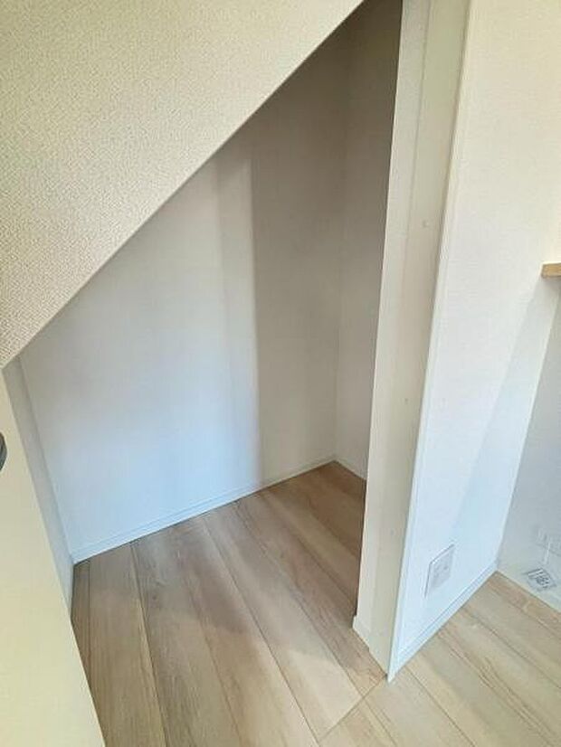 空間を効率的に利用し収納スペースを確保。多目的にお使いいただける便利な空間です。