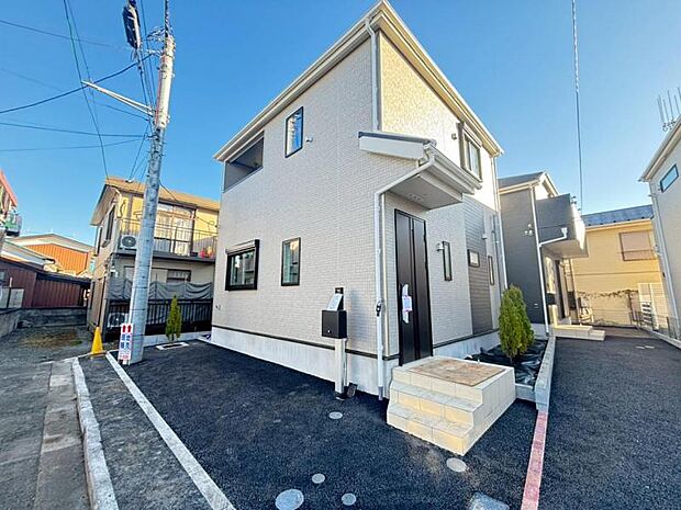 街に溶けこみ美しい景観を生み出すこの邸宅は、採光や風通しまで考え抜いて造りあげました。