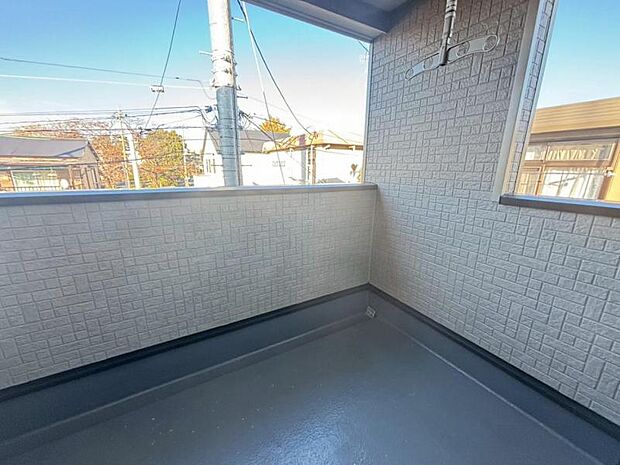 開放感のあるインナーバルコニー。気持ち良い晴天の日は、まったりしたひと時をお過ごし下さいませ。