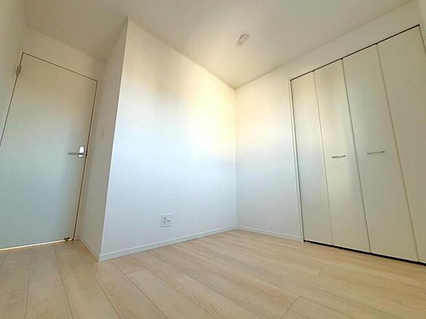 家族個々の安らぎの空間。誰もが好みで飾れるシンプルな室内に仕上げてあります。