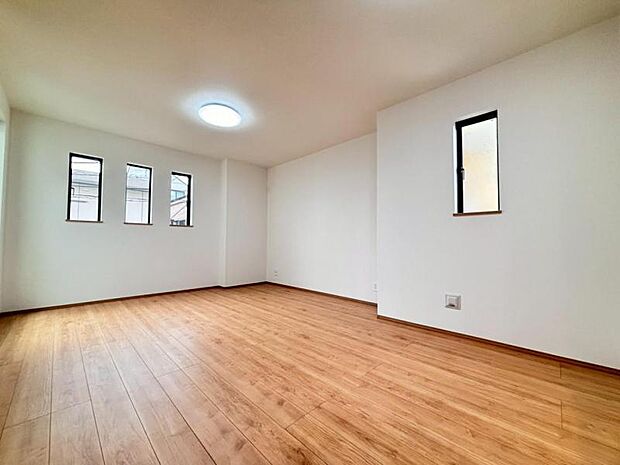 大きなソファを置いてゆったりとご生活頂けるリビング。家族が集まる場所だからこそゆったりとした空間を実現しています。