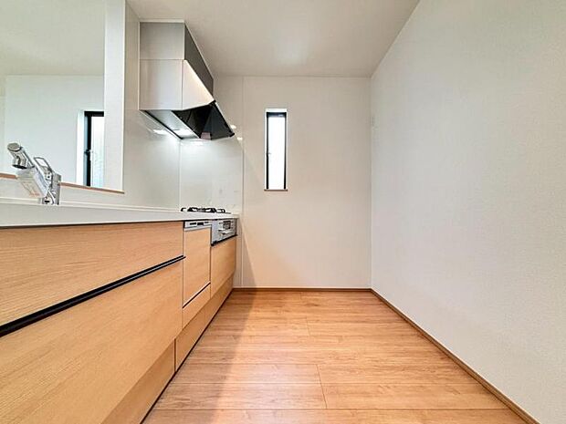 広々としたキッチンスペース。収納力のあるキッチンは料理が捗ります。カップボートや冷蔵庫を置いても十分なスペースができます。