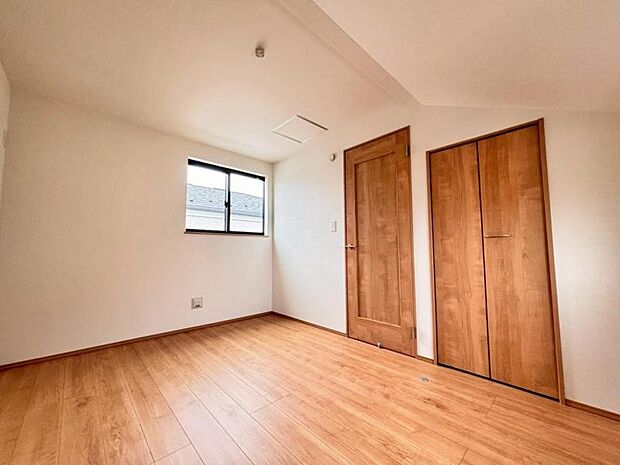 日々の疲れを癒してくれる主寝室。自由度が高いので家具のレイアウトでお好みの空間を創りだせます。