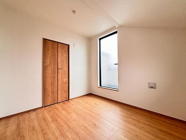 広々した納戸は、充分な収納スペースを確保しており、多目的にお使いいただける便利な空間です。