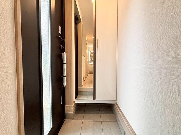 シューズボックスについている鏡は靴を履いた全身を写せるので外出時の最終チェックに最適です。