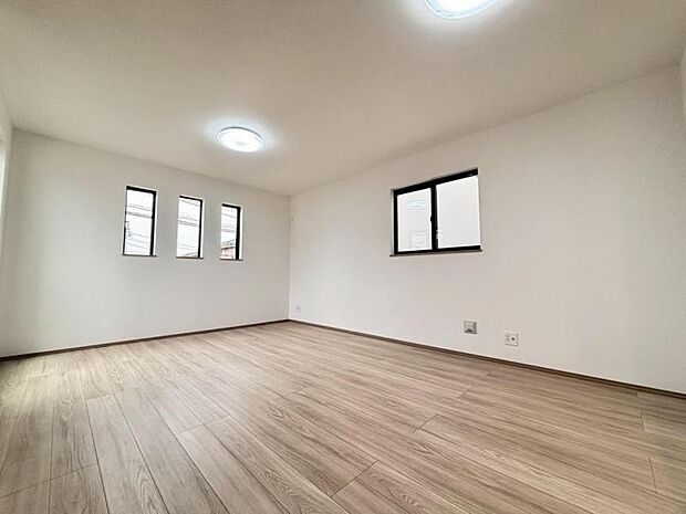 くつろげるリビングは話に夢中になりすぎて、ついつい時間を忘れてしまう。そんな束の間の幸せを感じさせてくれる場所です。