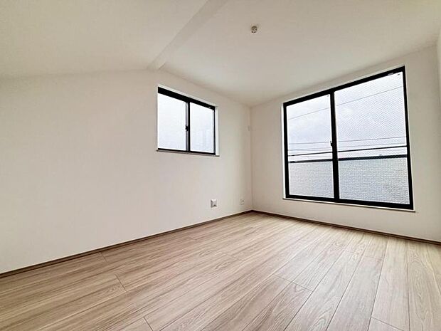 大きな窓からたっぷりと陽光が注がれる明るい空間。自由度が高いので家具のレイアウトでお好みの空間を創りだせます。