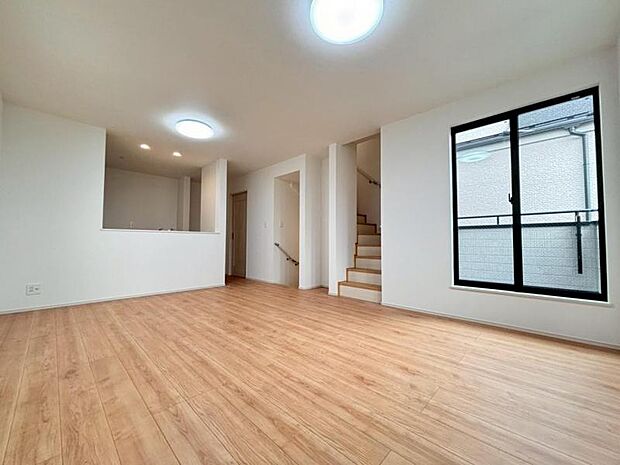 光と風があふれる開放的なリビングダイニングには、自然と家族みんなが集まってきます。