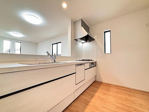 リビング全体が見渡せる対面式システムキッチン。食事の用意をしながら家族との会話も弾み笑顔溢れる空間です。