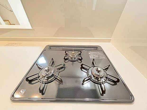 料理の幅を拡げてくれる三口コンロの使いやすいシステムキッチンを採用。