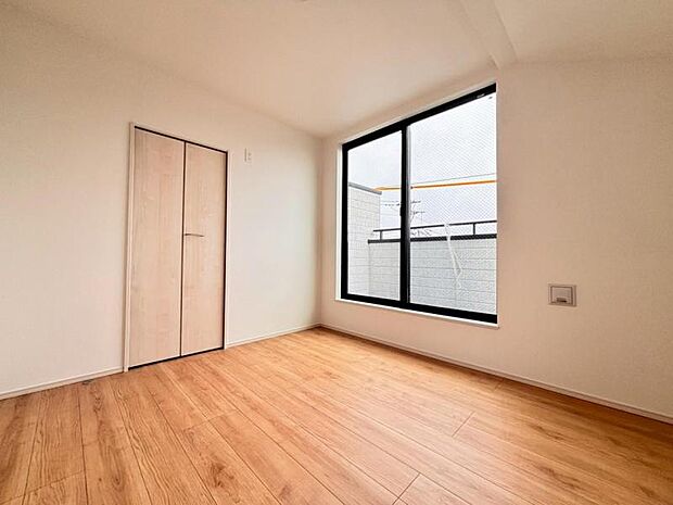 窓からたっぷりと陽光が注がれる、明るく快適なプライベート空間となっています。