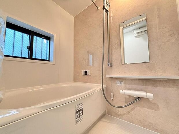 光に照らし出されたバスルーム。広い浴槽にゆっくりと身を沈め深く瞑想をすれば、また新たな活力が膨らんできます。