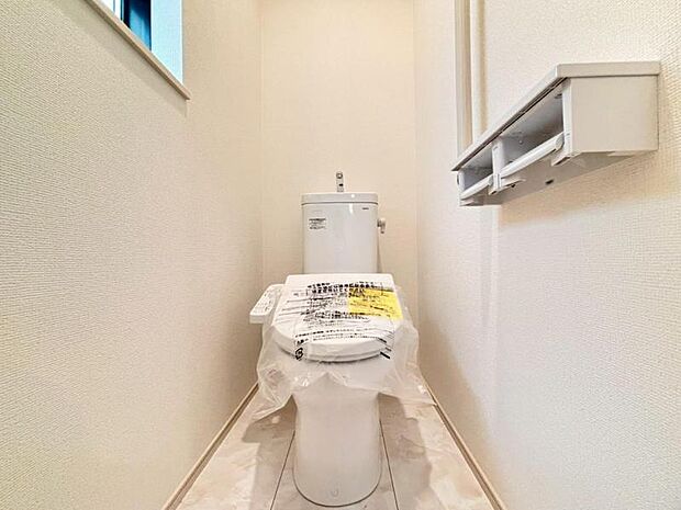 清潔感溢れるトイレ。落ち着いた空間で安らぎのひとときをお過ごしいただけます。