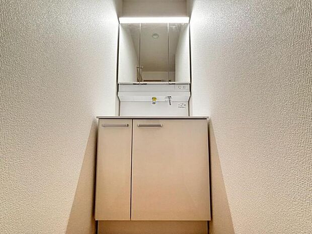 三面鏡の付いた洗面化粧台は、鏡面裏側にも機能的な収納を配置。普段使いの洗面小物やスキンケア用品などが衛生的に保管できます。