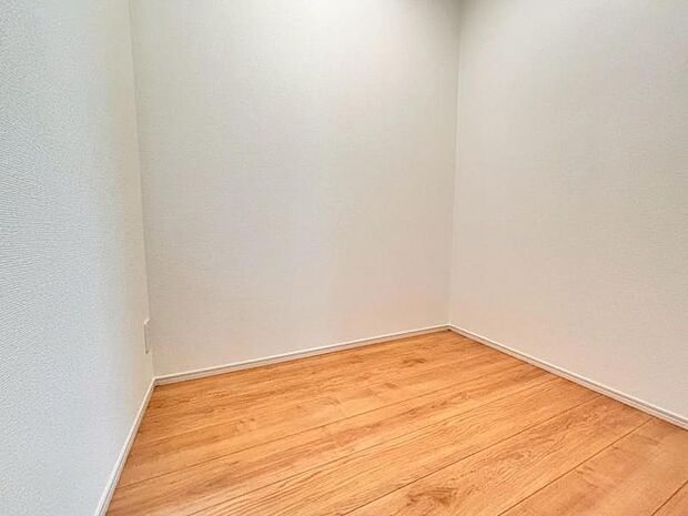 キッチンに隣接している収納スペース。食品や飲料のほか、日常使う頻度の少ない調理器具や什器類をストックできます。