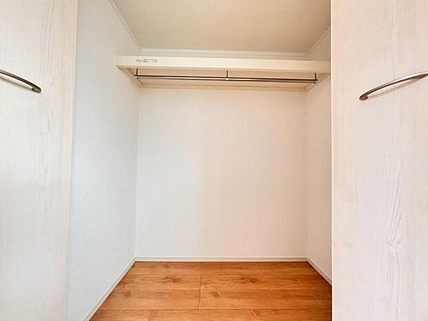 クローゼットには棚やハンガーパイプが付いており、スーツや上着などがスッキリ収納可能です。