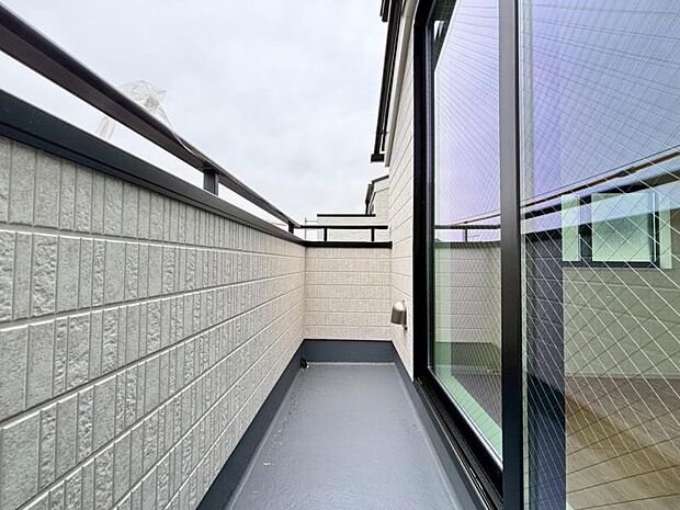 陽の光に照らされるバルコニーを、爽やかな涼風が吹き抜けていきます。