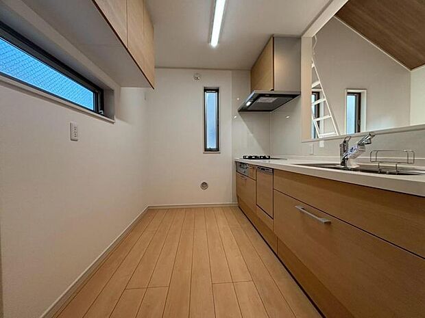 広々としたキッチンスペース。食洗機と浄水器が付き、収納力のあるキッチンは料理が捗ります。