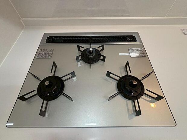 料理の幅を拡げてくれる三口コンロの使いやすいシステムキッチンを採用。