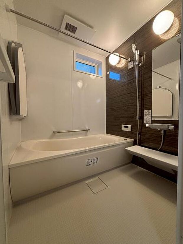 1日の疲れを癒してくれる広々とした浴室は癒しの空間。雨のお洗濯に威力を発揮する「浴室換気乾燥機」完備。