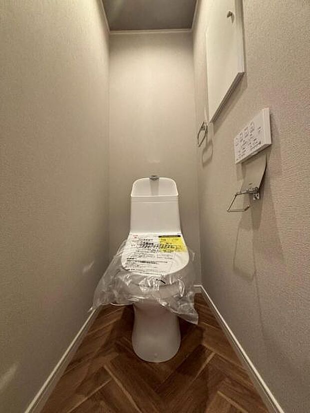 清潔感溢れるトイレ。落ち着いた空間で安らぎのひとときをお過ごしいただけます。