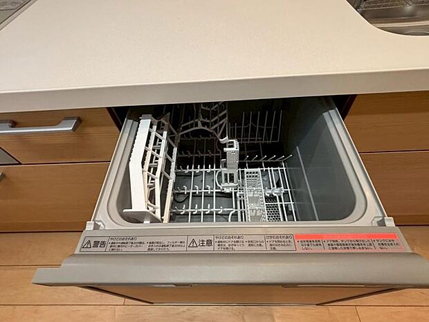 食器洗浄乾燥機を標準装備。作動中は他の家事を並行して進めることができ、家事の時短と負担軽減につながります。高温、高圧水流で洗浄するため、除菌・消臭効果が期待でき、衛生面での安心感が高まります。また、手