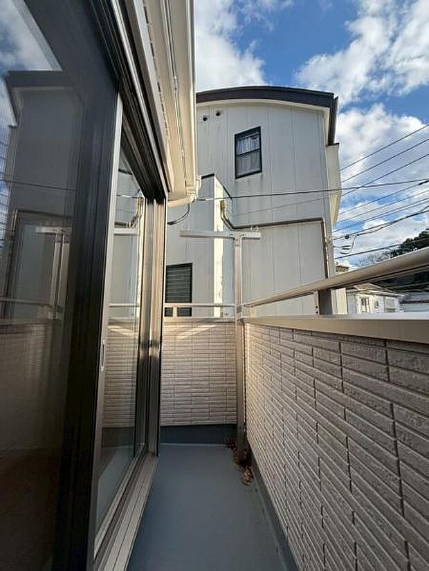 陽の光に照らされるバルコニーを、爽やかな涼風が吹き抜けていきます。