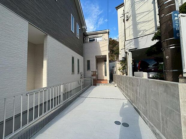 建物につながる駐車スペース。重いものの、荷物の出し入れも安心です。