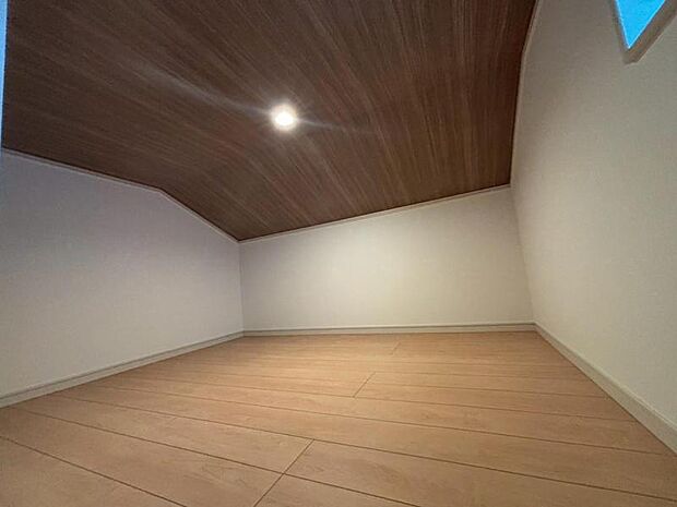 広々したロフトは、多目的にお使いいただける便利な空間です。