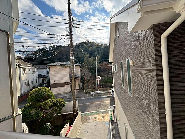 風の通り道。舞い込んでくる風が優しく躍り、室内に爽やかな空気を運んでくる。そこに季節の息吹を感じて、いまがどんな季節なのかを実感する。