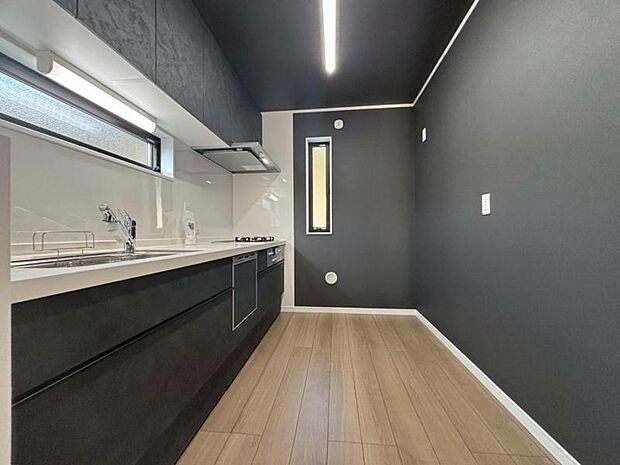 上質な温かみを持つカラーを基調とした清潔感のあるキッチン。使い勝手の良い設備のキッチンで効率よくお料理ができます。