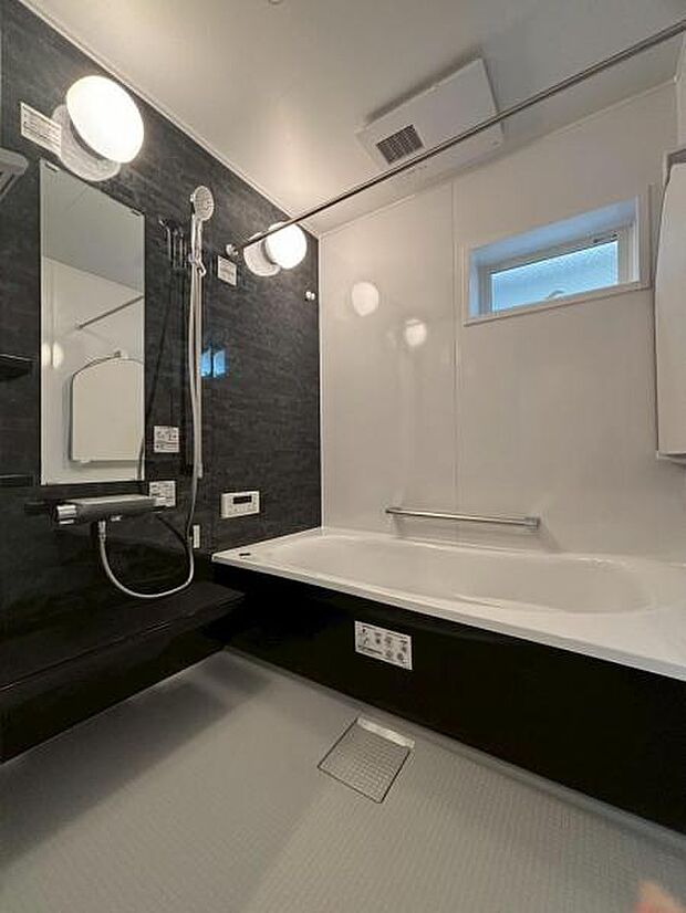 1日の疲れを癒してくれる広々とした浴室は癒しの空間。雨のお洗濯に威力を発揮する「浴室換気乾燥機」完備。