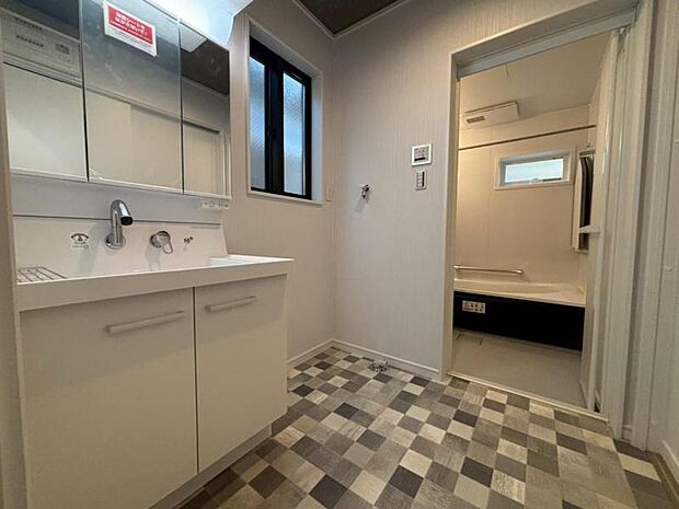 清潔感と機能性を備え、一日の始まりと終わりを心地よく演出してくれるパウダールームです。