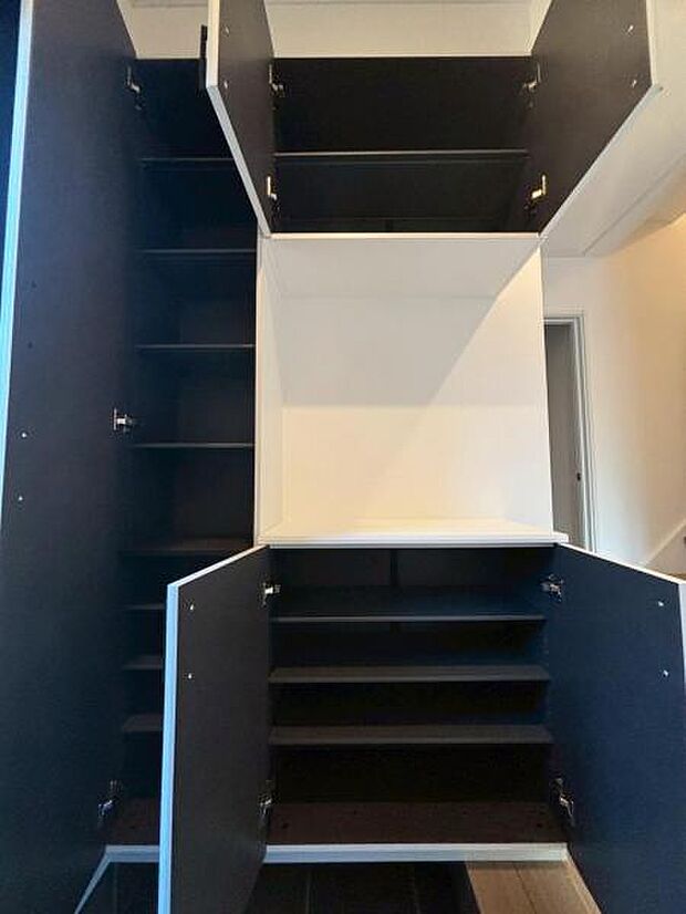 シューズボックスにはご家族みんなの靴をたっぷりの収納できます。