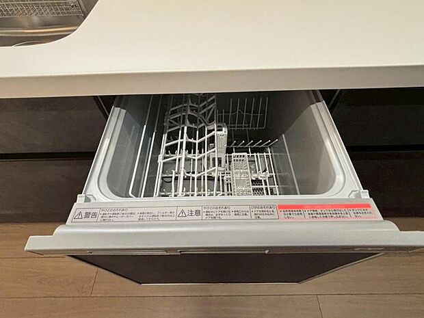 食器洗浄乾燥機を標準装備。作動中は他の家事を並行して進めることができ、家事の時短と負担軽減につながります。高温、高圧水流で洗浄するため、除菌・消臭効果が期待でき、衛生面での安心感が高まります。また、手