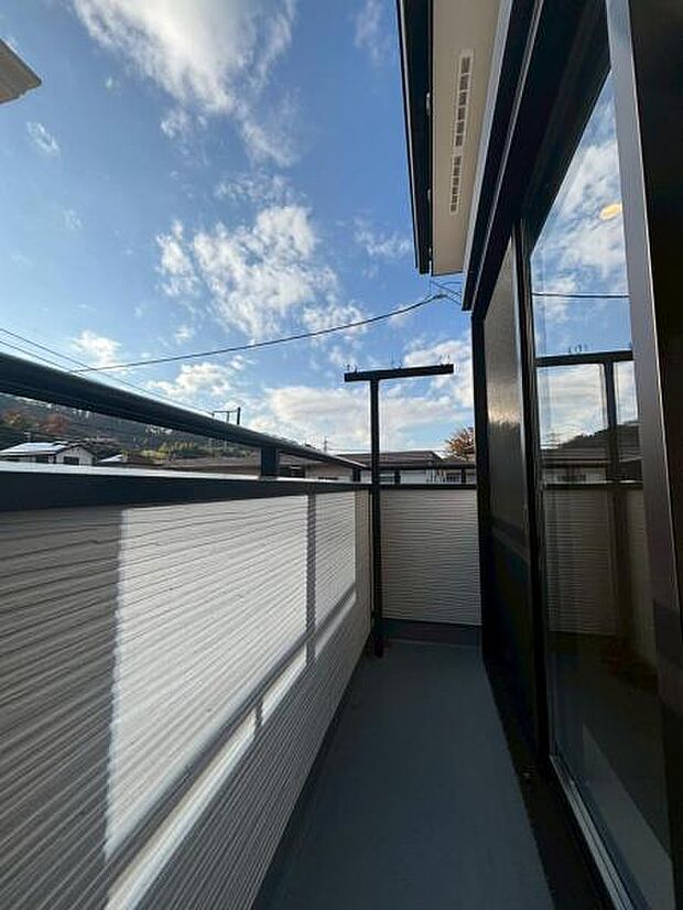 陽の光に照らされるバルコニーを、爽やかな涼風が吹き抜けていきます。