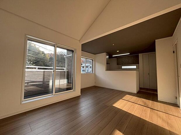 光と風があふれる開放的なリビングダイニングには、自然と家族みんなが集まってきます。