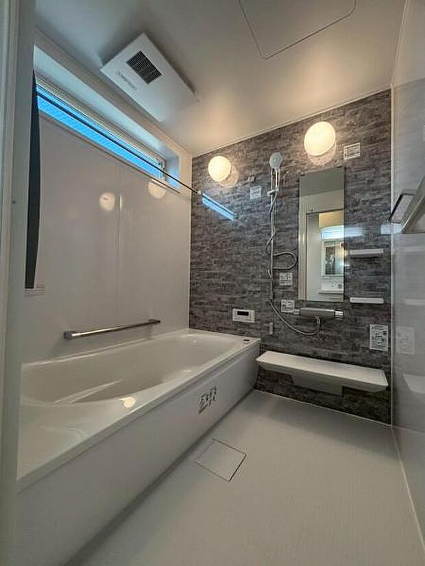 1日の疲れを癒してくれる広々とした浴室は癒しの空間。雨のお洗濯に威力を発揮する「浴室換気乾燥機」完備。