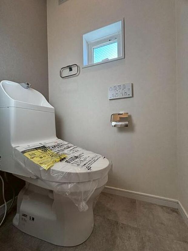 清潔感溢れるトイレ。落ち着いた空間で安らぎのひとときをお過ごしいただけます。