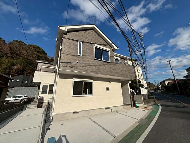 前面道路は約6ｍございます。毎日のお車の出し入れもストレスなく行えます。