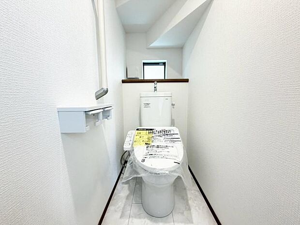 換気と明るさに配慮した、清潔感のあふれるトイレです。落ち着いた空間で安らぎのひとときをお過ごしいただけます。