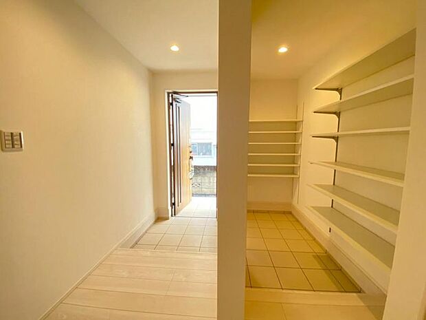 広々とした玄関は収納豊富なシューズクローゼットも完備。雑多な玄関でなくスッキリ空間としての家の顔にできるよう設計しました。