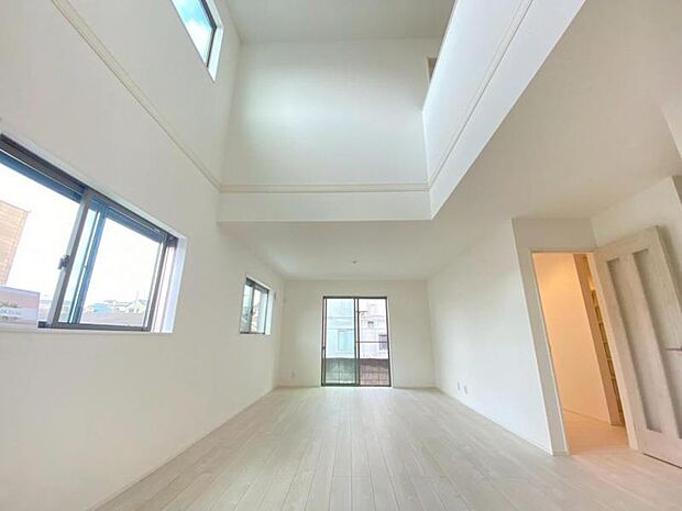 開放感溢れる吹抜天井。明るさと風が入る窓配置が安らげる空間を演出します。
