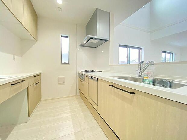 広々としたキッチンスペース。洗練されたデザインのゆったりとした備え付けの棚は、電子レンジを置いたり、ちょっとした作業スペースにもなり、活躍しそう。